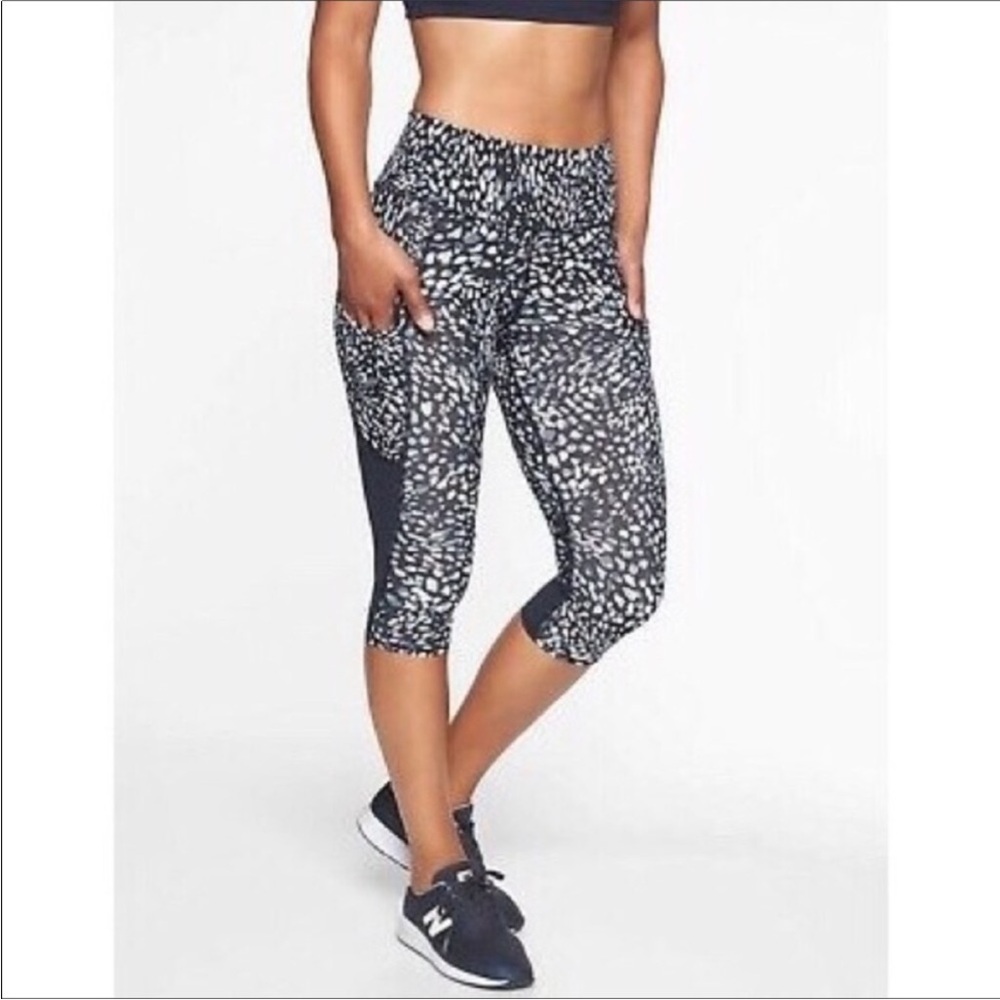 EUC Athleta “spotty all in” crop workout leggings navy and white